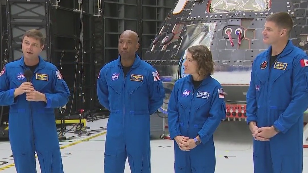 Artemis II astronauts visit KSC